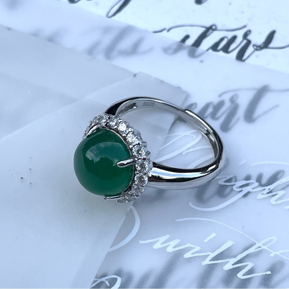 Elegant Silver and Green Gemstone Ring - Picture 1 of 3